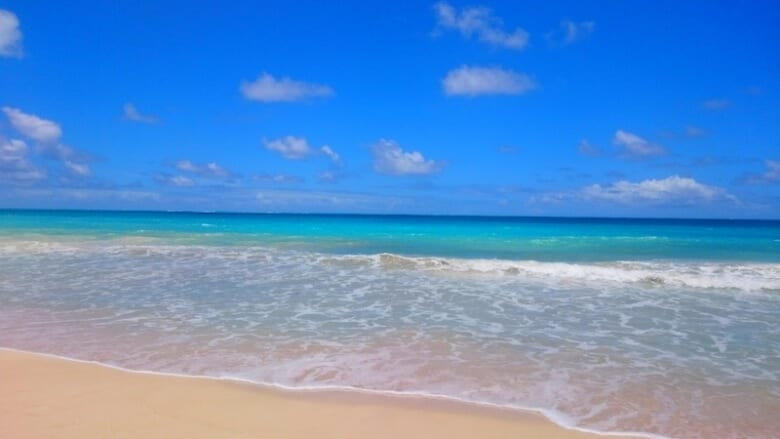 海の色に感動！ハワイで週末限定の美しすぎるビーチ「ベローズビーチ／Bellows Beach 」をご紹介