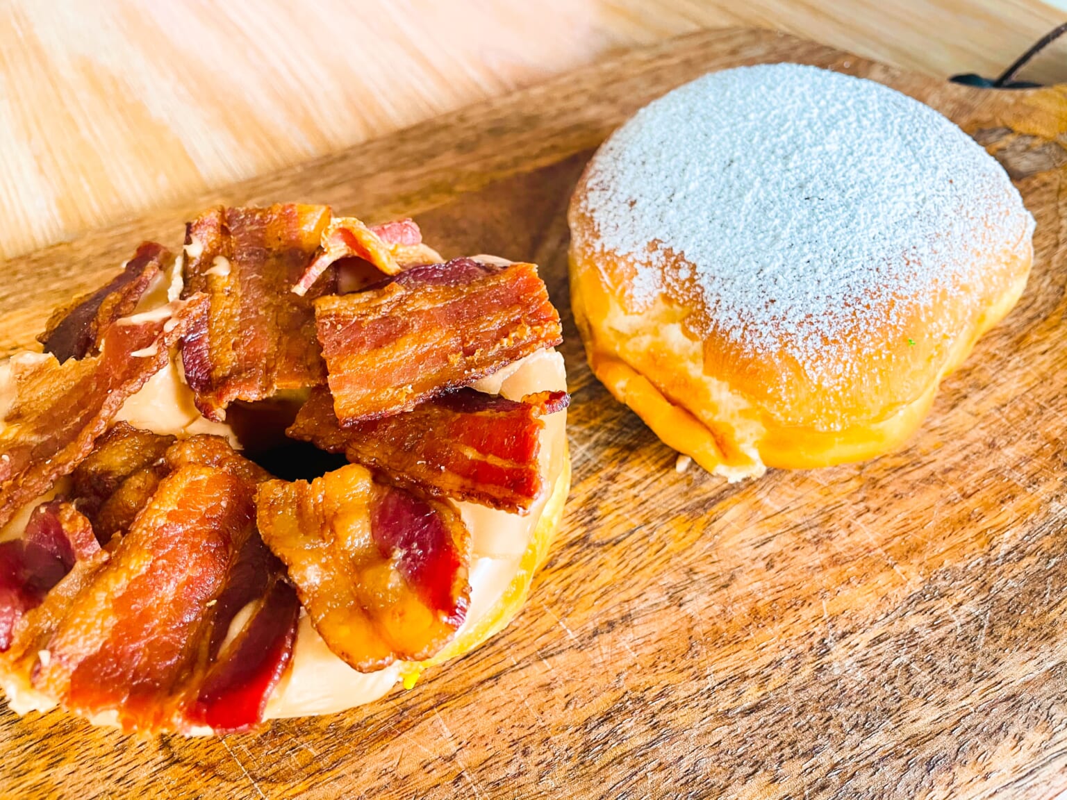 【在住者レポート】甘じょっぱさがたまらなく美味しい！「ドーナツキング／Donut King 」の名物「メープルベーコンドーナツ」をご紹介