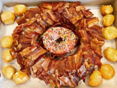 【在住者レポート】甘じょっぱさがたまらなく美味しい！「ドーナツキング／Donut King 」の名物「メープルベーコンドーナツ」をご紹介