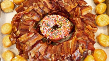 【在住者レポート】甘じょっぱさがたまらなく美味しい！「ドーナツキング／Donut King 」の名物「メープルベーコンドーナツ」をご紹介