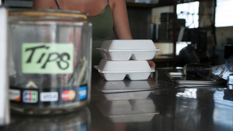 プラスチック削減を目的としたオアフ島の食品販売業者への新たな条例が4月1日より施行開始
