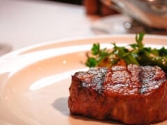 ハワイロスの方必見！日本で食べられるハワイの老舗ステーキ店「アカレンガステーキハウス／AKARENGA STEAK HOUSE」をご紹介