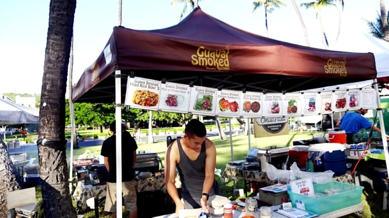 ファーマーズマーケットでおなじみの「Guava Smoked/グアバスモークド」をご紹介♪チキンサラダも要チェック!