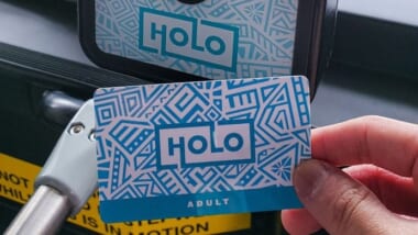 ハワイの「The Bus」紙の1デイパス廃止まであと１か月！「HOLO／ホロカード」が「ABCストア」でも購入可能に
