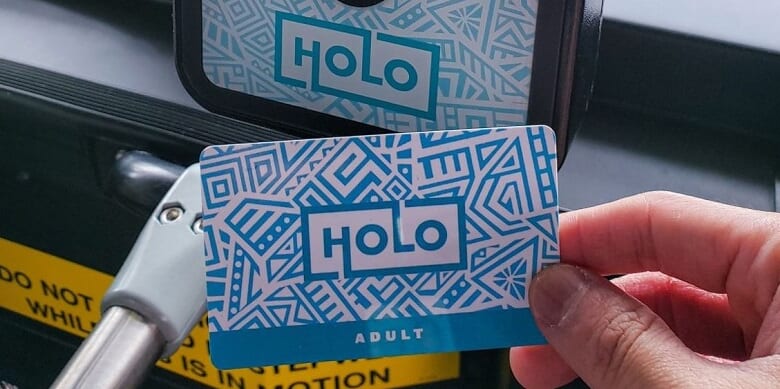 ハワイの「The Bus」紙の1デイパス廃止まであと１か月！「HOLO／ホロカード」が「ABCストア」でも購入可能に