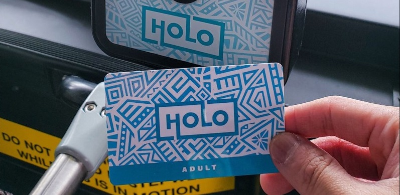 ハワイの「The Bus」紙の1デイパス廃止まであと１か月！「HOLO／ホロカード」が「ABCストア」でも購入可能に