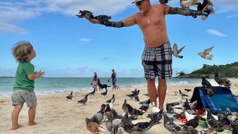 会えたらラッキー?!カイルアビーチでハトを操るおじさん「カイルアバードマン」!