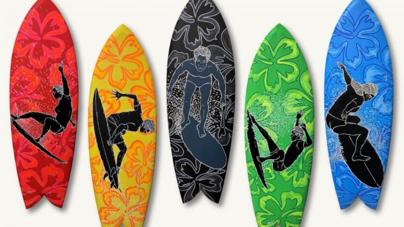 アウトリガー・ワイキキ・ビーチ・リゾート、エドゥアルド・ボリオリ氏によるサーフボードアート「ゴールデン・ドリームス」を展示