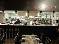 真っ黒なパンが出てくるワイキキのディナー「BASALT／バサルト」