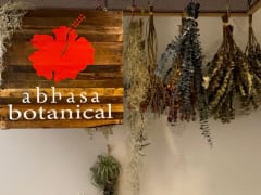 ワイキキのど真ん中に、癒しのオアシスがニューオープン！Abhasa Botanical