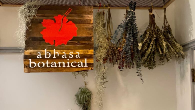 ワイキキのど真ん中に、癒しのオアシスがニューオープン！Abhasa Botanical