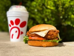 全米で大人気のチキン専門店「チックフィレイ ／ Chick-fil-A」がついにハワイにやってくる！