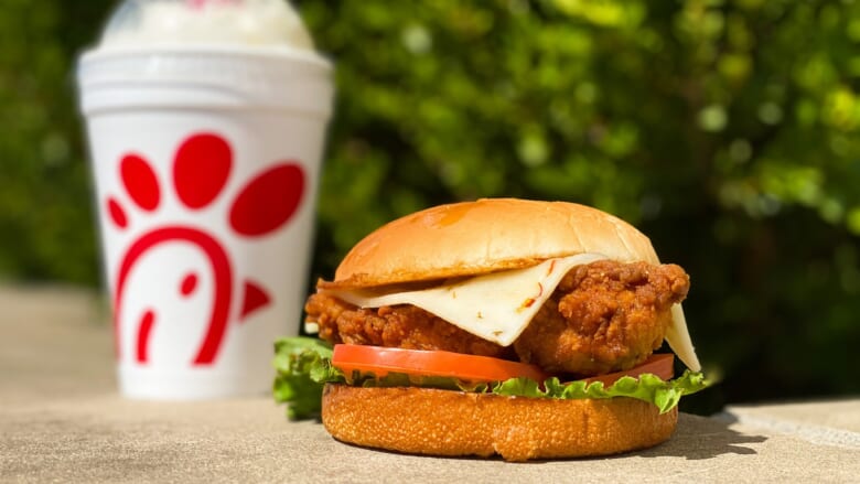 全米で大人気のチキン専門店「チックフィレイ ／ Chick-fil-A」がついにハワイにやってくる！