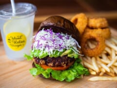 ハワイの穴場的バーガーショップ！アラモアナエリアにある「808アイランドカツバーガー」をご紹介