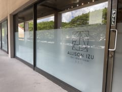 マノアマーケットプレイスに直営店がニューオープン！様々なボディータイプにフィットするインクルーシブ・アパレルブランド、Allison Izu
