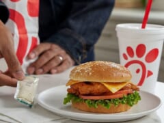 【ハワイ新店舗】日本未上陸のファーストフード店「チックフィレイ／Chick-fil-A」がアラモアナセンターにオープン！