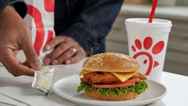 【ハワイ新店舗】日本未上陸のファーストフード店「チックフィレイ／Chick-fil-A」がアラモアナセンターにオープン！