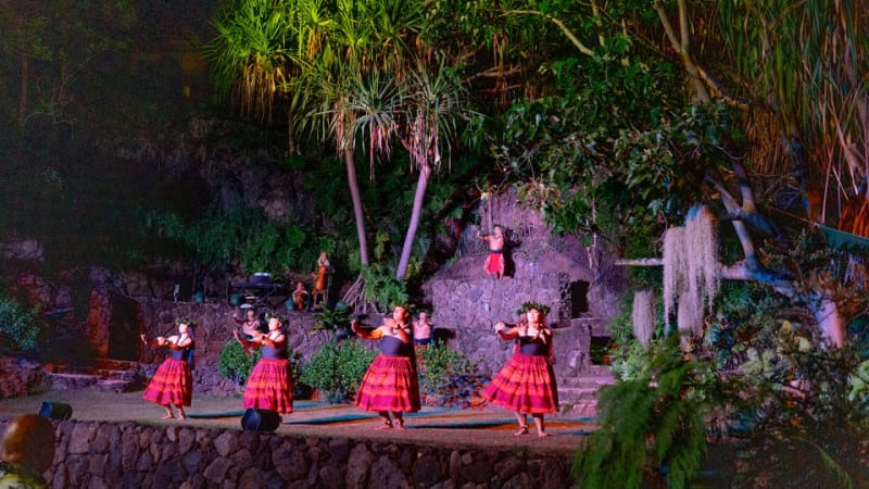 ハワイ王朝ゆかりの地で楽しむ伝統的ハワイアン・ルアウ