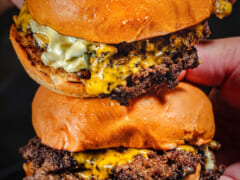 他とはひと味違う！？スマッシュバーガーが人気のお店4選