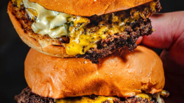 他とはひと味違う！？スマッシュバーガーが人気のお店4選