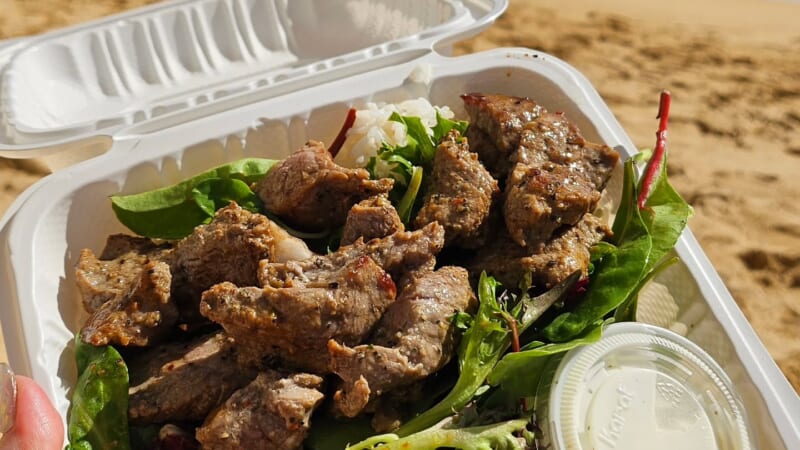 ワイキキからでも気軽に行ける話題のプレートランチ店